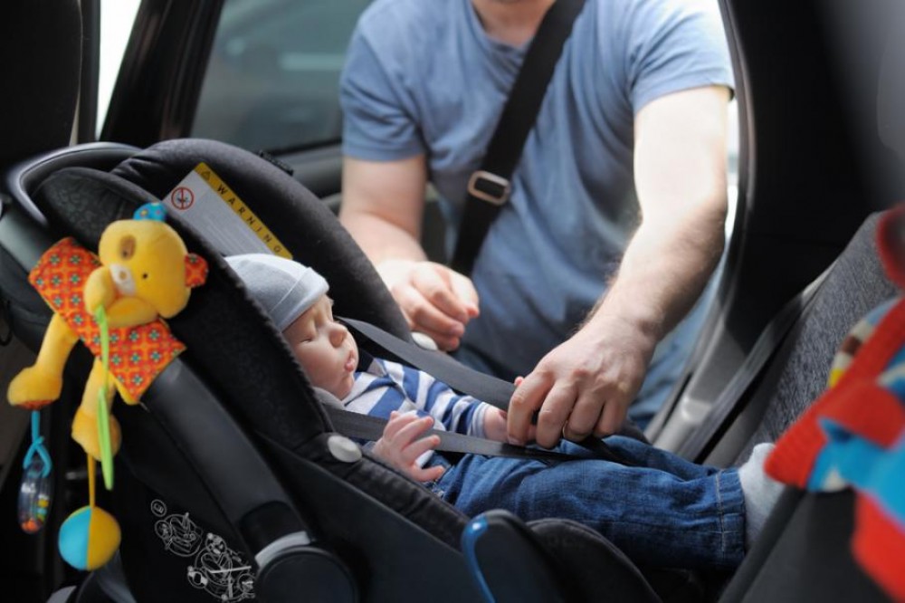 Un bebeluș de trei luni a murit, după ce a fost „uitat” de părinți în mașină câteva ore la peste 32 de grade
